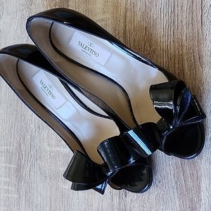 Lovely Valentino patent pump